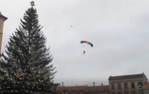 Moș Crăciun, Moș Crăciun Piața Sfatului, Happy Bocx Brașov, parașutist, Magia Iernii, Marius Duță, Brașov, brașoveni,
