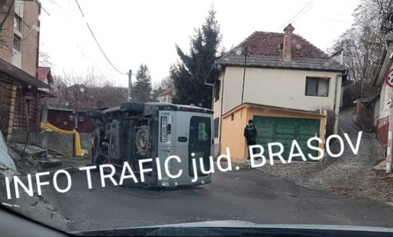 Un autovehicul neasigurat a lovit o țeavă de gaz, apoi s-a răsturnat, în cartierul Șchei din Brașov 1 Un autovehicul neasigurat | MyTex.ro