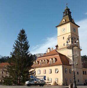 Bradul Piața Sfatului va mai lumina | MyTex.ro