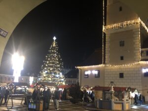 iluminat festiv, Magia iernii, Magia iernii Brașov, Piața Sfatului, târg Crăciun, târg Crăciun 2022, luminițe Sărbători, brad Crăciun, brad Crăciun 2022 Brașov, patinoar, piațeta Sf. Ioan,