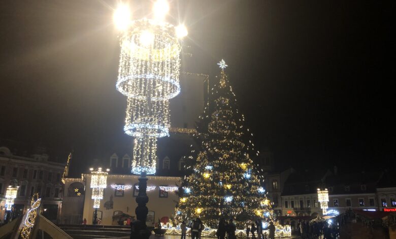Iluminatul festiv mai bucură turiștii și brașovenii 1 Anul nou 2023, aprinderea luminițelor, brad crăciun, brad Crăciun 2022 Brașov, brasov, Crăciun 2022, iluminat festiv, luminițe Sărbători, magia iernii, Magia iernii Brașov, patinoar, piața sfatului, piațeta sf. ioan, sărbători iarnă 2022/2023, târg crăciun, târg Crăciun 2022, când se sting luminițele,