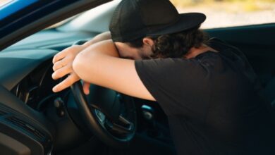 Dormea la semafor cu motorul pornit | MyTex.ro