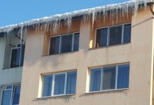 Atenționare după un incident în București: o femeie a fost rănită la cap de gheața căzută de pe un imobil 5 Tânără | MyTex.ro