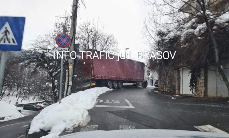 TIR blocat pe o stradă din municipiul Brașov 1 TIR blocat pe o stradă | MyTex.ro