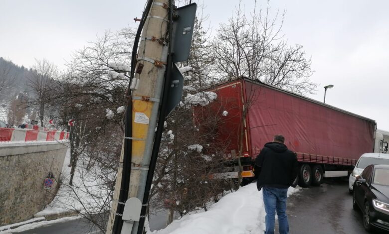 Update. IPJ Brașov, despre TIR-ul rămas blocat pe o stradă din municipiul Brașov 1 IPJ Brașov despre TIR-ul rămas blocat | MyTex.ro