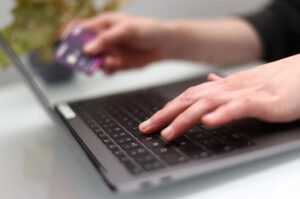 Un brașovean a cumpărat telefoane mobile cu banii din conturile altora | MyTex.ro