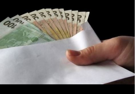 O angajată de la Evidenţa Populaţiei, cercetată pentru luare de mită 1 cercetată pentru luare de mită | MyTex.ro