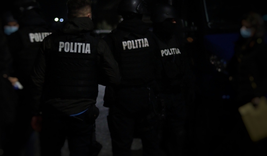 Un bărbat a sunat la 112, pentru a denunța relația dintre soția lui și superiorul ei, șef de post. Au intervenit... mascații 3 Bărbat | MyTex.ro