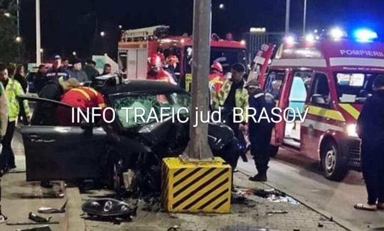 Autoturism intrat în stâlp, în parcarea mall-ului Coresi, din Brașov 3 autoturism | MyTex.ro
