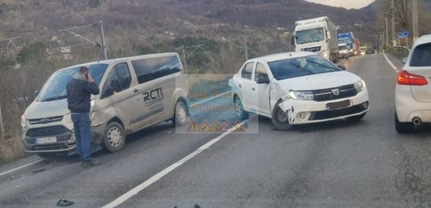 Microbuz implicat într-o coliziune, pe DN 1 Brașov - Ploiești 3 microbuz | MyTex.ro