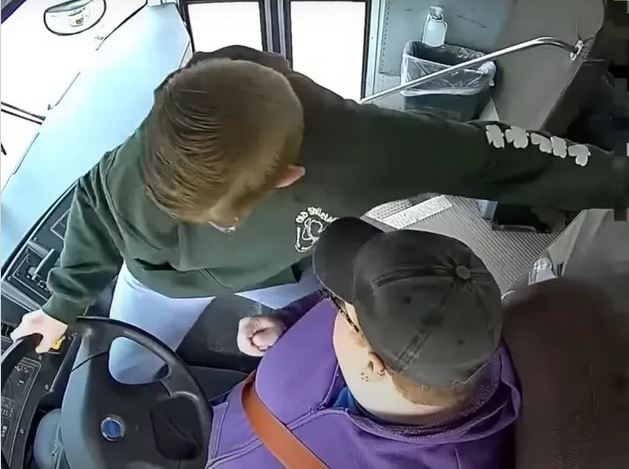 Șoferiță de autobuz leșinată. Un elev de 13 ani a evitat o tragedie 3 Șoferiță de autobuz leșinată | MyTex.ro
