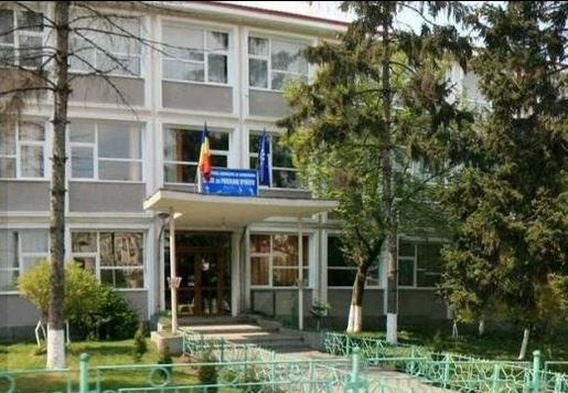 Profesor amenințat cu cuțitul de un elev | MyTex.ro
