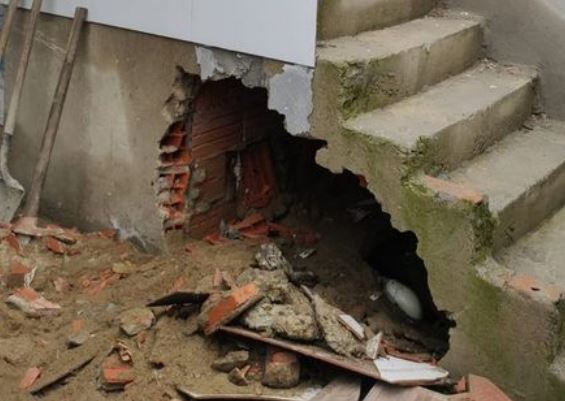 Tânără zidită sub o scară de beton | MyTex.ro