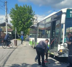 Ciocnire între un autoturism și un autobuz | MyTex.ro