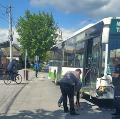 Ciocnire între un autoturism și un autobuz | MyTex.ro