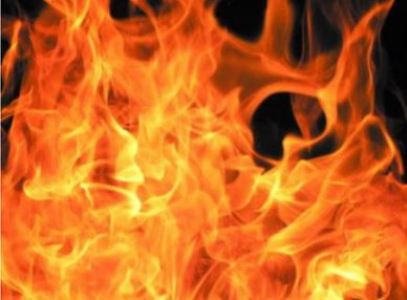 Un tânăr şi-a dat foc lângă un liceu 3 Un tânăr şi-a dat foc lângă un liceu | MyTex.ro