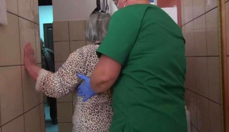 Bătrâni jefuiţi de o asistentă medicală | MyTex.ro