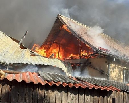 Zeci de mii de lei topiți într-un incendiu 3 Zeci de mii de lei topiți într-un incendiu | MyTex.ro