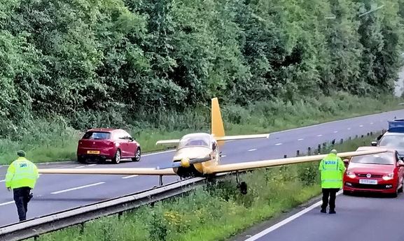 Avion aterizat de urgență pe autostradă | MyTex.ro