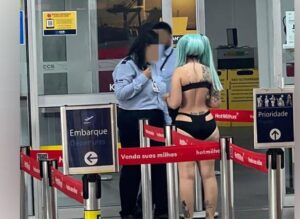 O tânără nu a fost lăsată să urce în avion pentru că era prea dezbrăcată | MyTex.ro