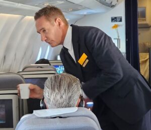 Directorul unei companii aeriene a lucrat o zi ca însoțitor de zbor | MyTex.ro