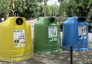 Amendată cu 10.000 de lei pentru o plasă goală lăsată lângă un tomberon | MyTex.ro