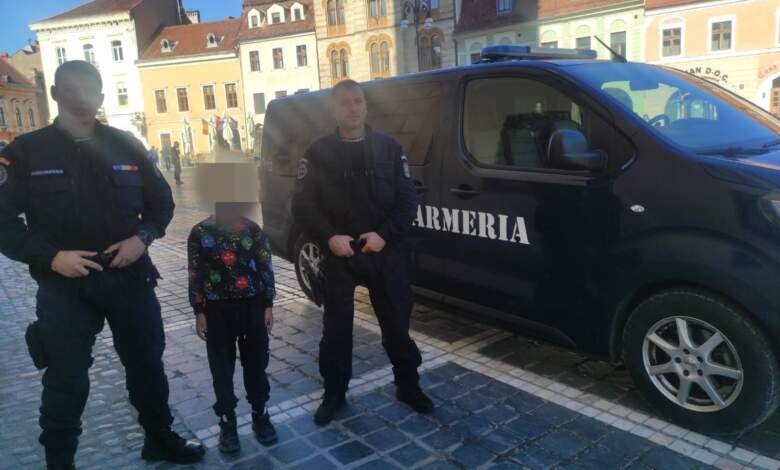 Băiețel rătăcit în centrul Brașovului, ajutat de jandarmi să găsească grupul cu care era în excursie 3 Băiețel | MyTex.ro
