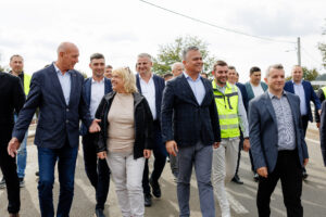 Ministrul Adrian Veștea a tăiat panglica unui alt drum județean pe care l-a început | MyTex.ro