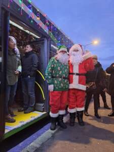Moș Crăciun a făcut prima cursă cu autobuzul său prin Brașov | MyTex.ro