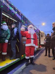 Moș Crăciun a făcut prima cursă cu autobuzul său prin Brașov | MyTex.ro