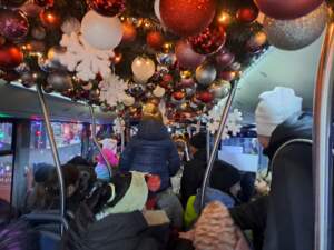 Moș Crăciun a făcut prima cursă cu autobuzul său prin Brașov | MyTex.ro