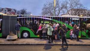Moș Crăciun a făcut prima cursă cu autobuzul său prin Brașov | MyTex.ro