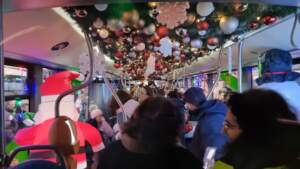 Moș Crăciun a făcut prima cursă cu autobuzul său prin Brașov | MyTex.ro