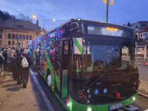 Moș Crăciun a făcut prima cursă cu autobuzul său prin Brașov | MyTex.ro