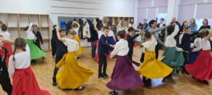 Dansăm și colindăm la Mureșeni | MyTex.ro