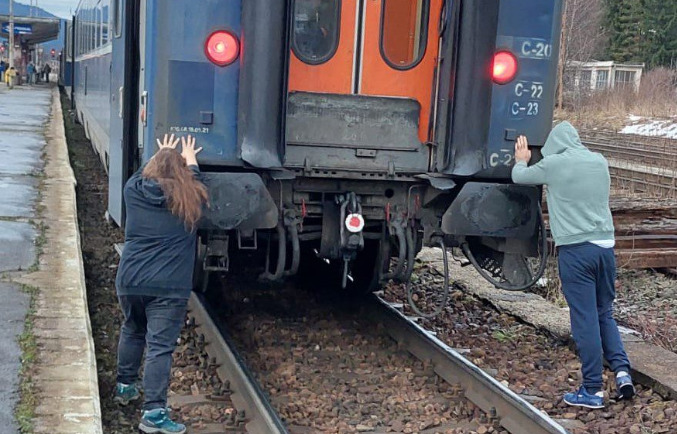 Tren împins de călători | MyTex.ro