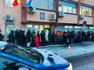 Coadă pentru dat bani | MyTex.ro