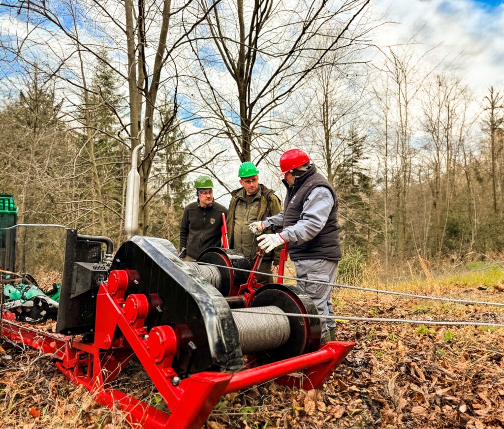 Urși relocați și hrăniți din aer, în zona Brașovului 27 Urși relocați și hrăniți din aer | MyTex.ro