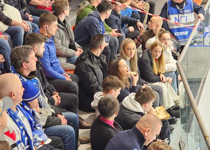 Președintele Ungariei - baie de mulțime la Brașov / Ce a mâncat Katalin Novak la Patinoarul Olimpic 9 Președintele Ungariei - baie de mulțime la Brașov | MyTex.ro