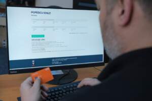 Coadă pentru dat bani | MyTex.ro