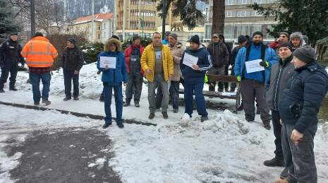 Angajați de la RIAL Brașov - protest în fața Primăriei 3 Angajați de la RIAL Brașov - protest în fața Primăriei | MyTex.ro