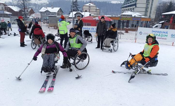 Tabără de schi pentru persoanele cu dizabilități în Poiana Brașov / Participă și George Baltă 3 Tabără de schi pentru persoanele cu dizabilități în Poiana Brașov | MyTex.ro