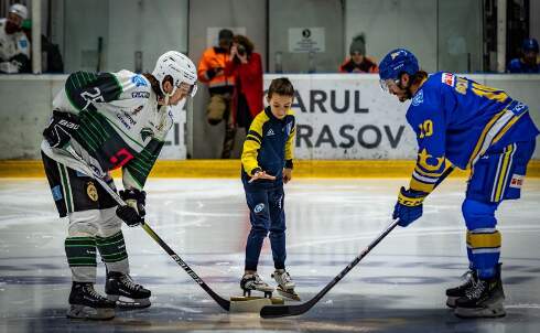 Corona Brașov - victorie în fața liderului din Erste Liga / Un puști a dat lovitura de începere a meciului 7 Corona Brașov - victorie în fața liderului din Erste Liga | MyTex.ro