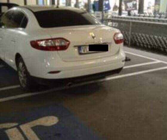 Autoturism parcat ostentativ pe locuri pentru persoane cu dizabilități 3 Parcat | MyTex.ro