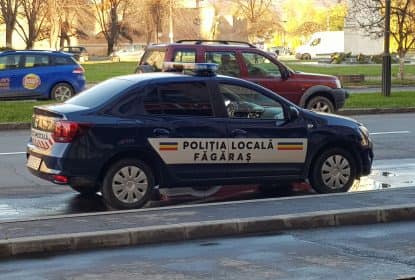 Bărbat observat de polițiști locali în timp ce fura o parte din schela pusă la un bloc din Făgăraș 3 Bărbat | MyTex.ro