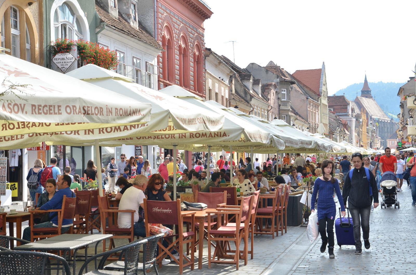 Se redeschide sezonul teraselor în centrul Brașovului. Primăria a ...