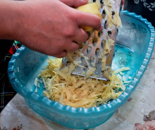 Preparat mai bun decât pizza / Cu cartofii dați pe răzătoare 3 Preparat mai bun decât pizza | MyTex.ro