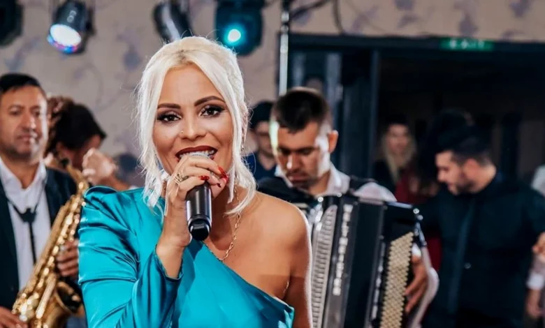 O cântăreață de muzică populară și-a ars rochia de mireasă în Sâmbăta Morților 3 o cântăreață | MyTex.ro