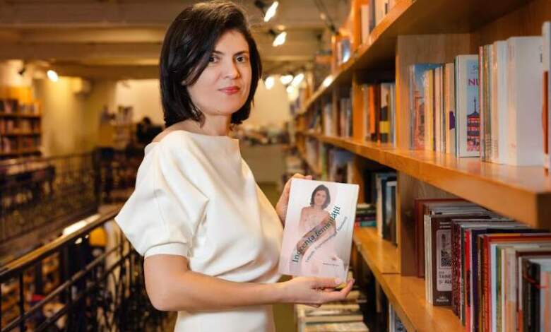 Mirela Petcu, debut în literatură cu „Inocența feminității”. Urmează lansarea cărții sale și la Brașov 7 Mirela Petcu | MyTex.ro