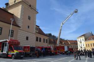 Pompierii brașoveni își prezintă tehnica în Piața Sfatului | MyTex.ro